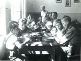 Chłopcy w czasie obiadu. 1951r.