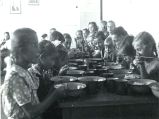 Dziewczynki w czasie obiadu. 1951r.