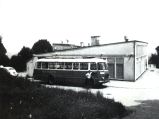Autobus z kierowcą P. Tokarskim na parkingu. 1975r.